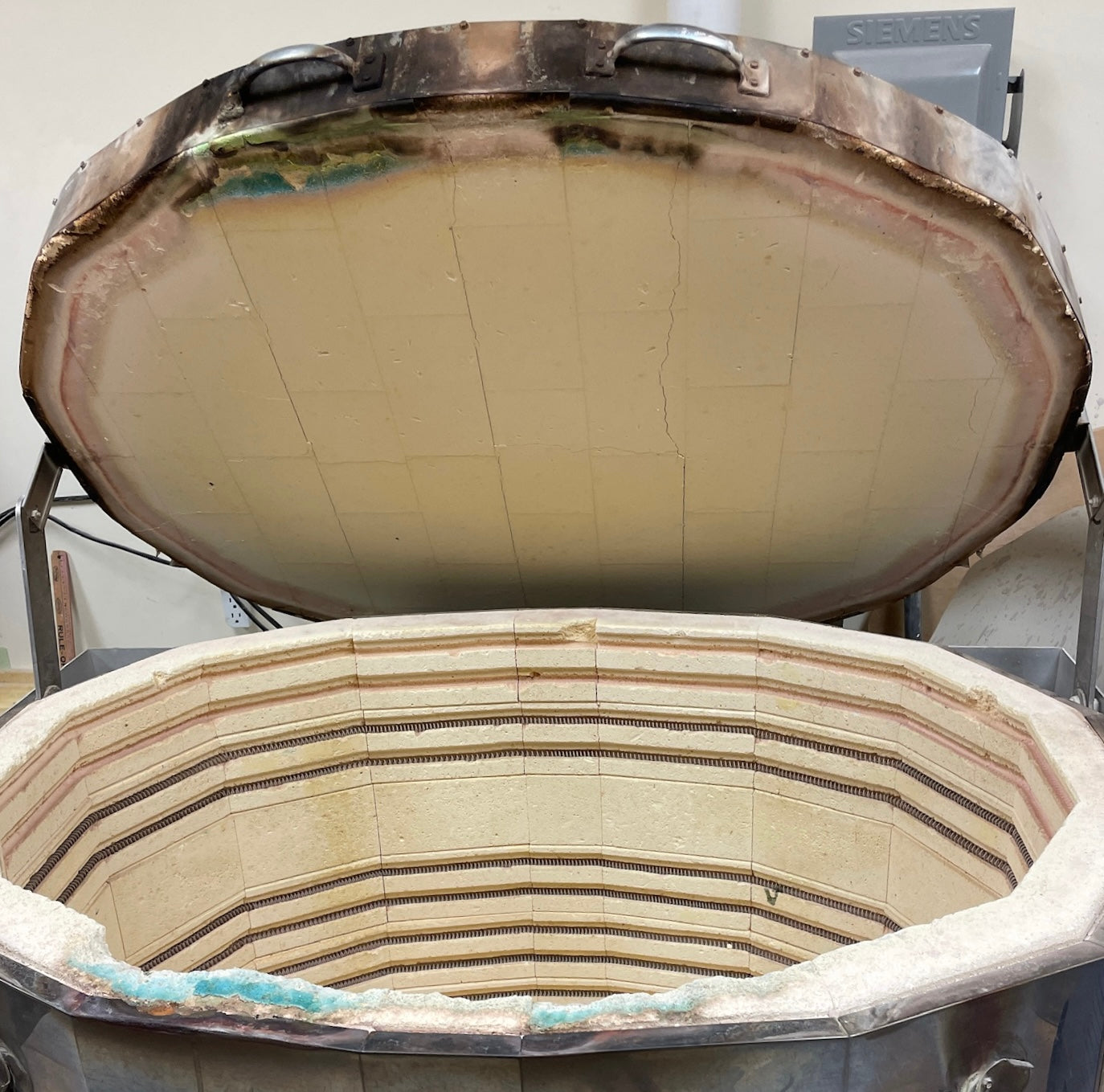 Kiln with top layer brick damage